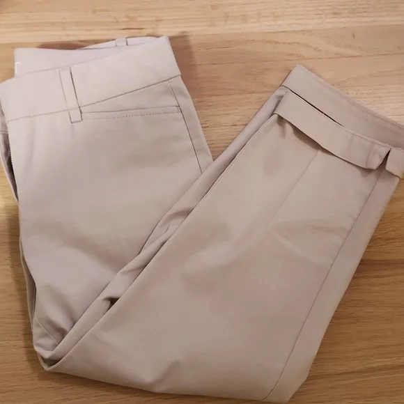 LOFT Capris - Picture 1 of 8